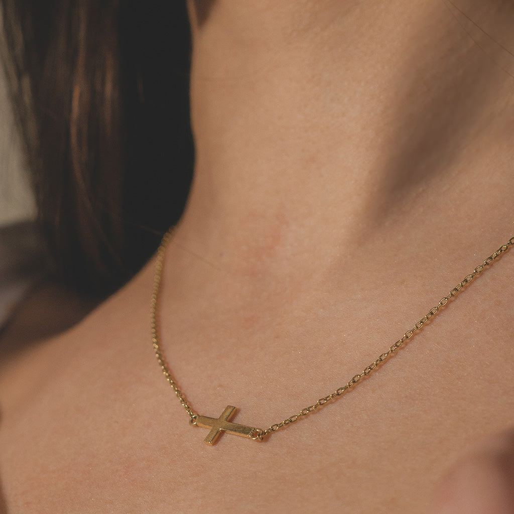 Collar Cruz Horizontal en Oro Amarillo 18k