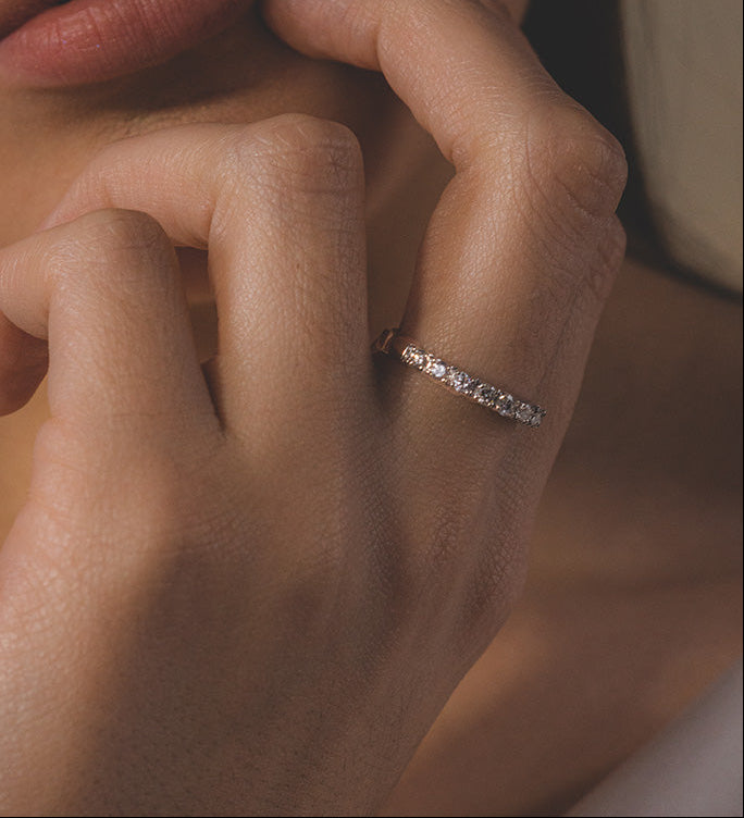 Anillo Medio Cintillo de Circones en Oro Amarillo 18K