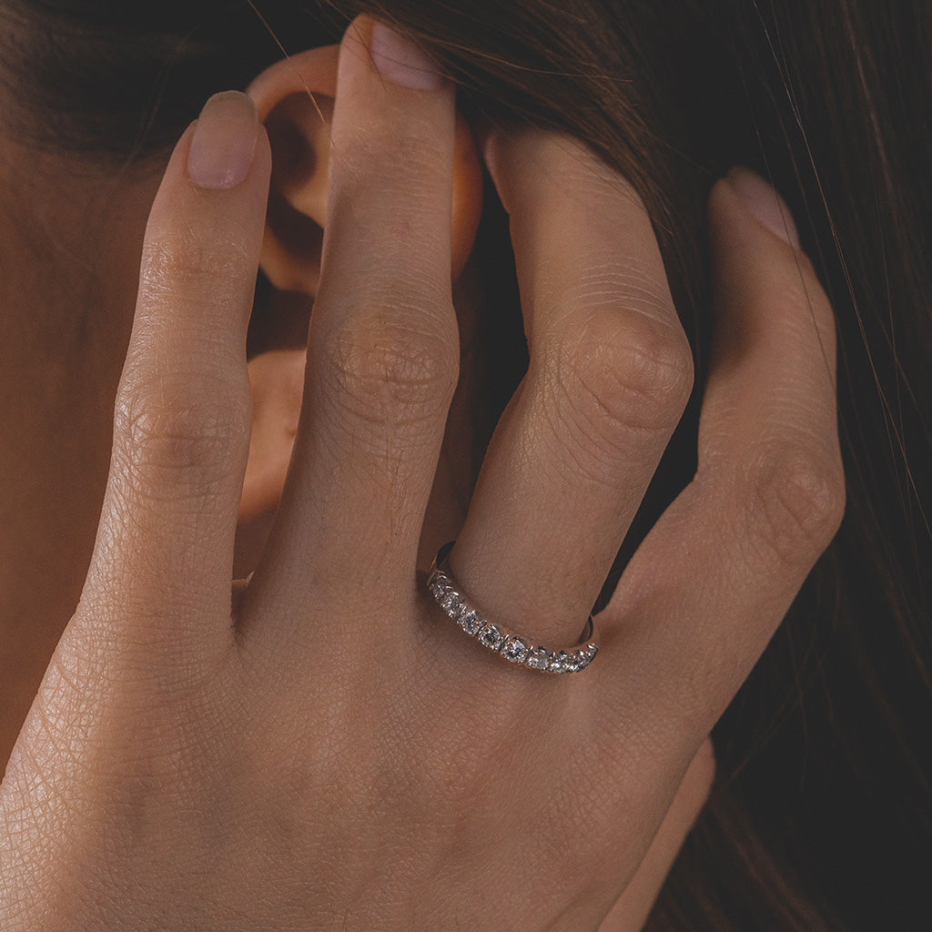Anillo Medio Cintillo de Circones en Oro Amarillo 18K