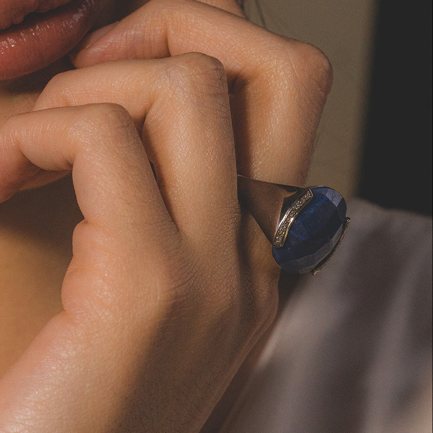 Anillo Tensión Raíz de Zafiro y Brillantes en Oro Blanco Paladio
