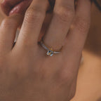 Anillo solitario pavé con aguamarina y oro amarillo