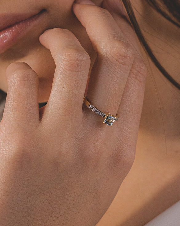 Anillo solitario pavé con aguamarina y oro amarillo