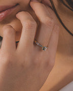 Anillo solitario pavé con aguamarina y oro amarillo