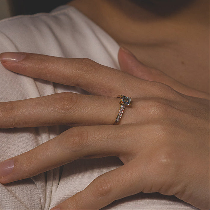Anillo solitario pavé con aguamarina y oro amarillo