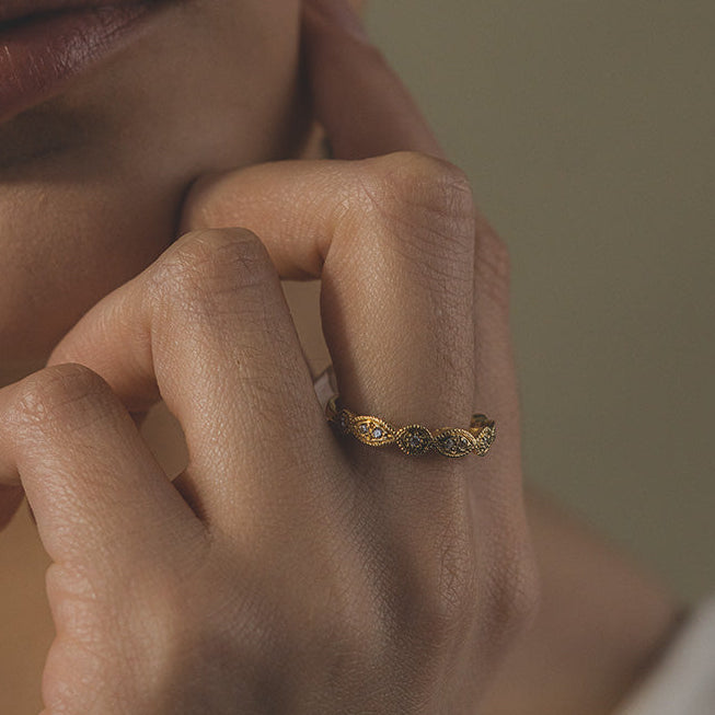 Anillo Cintillo Marquise ruleteado en oro amarillo 18kt