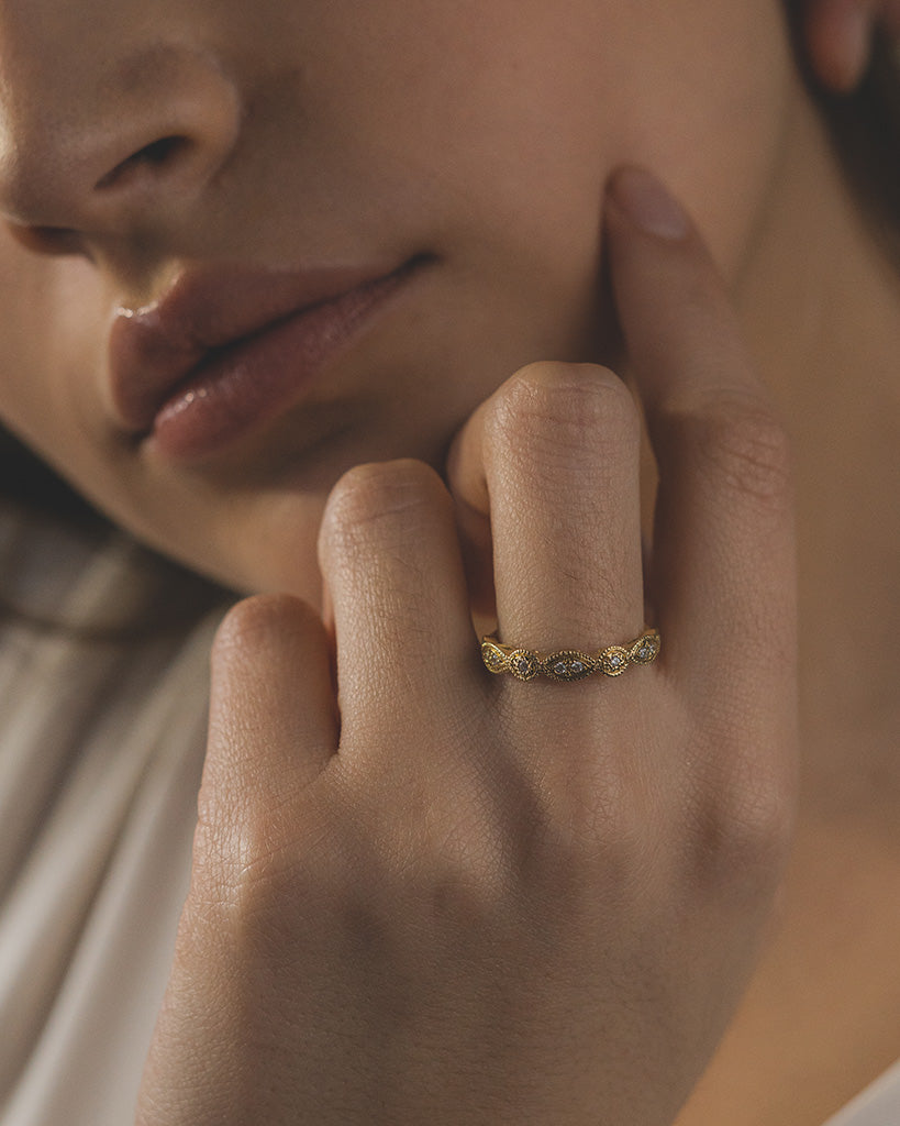 Anillo Cintillo Marquise ruleteado en oro amarillo 18kt