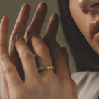 Anillo Cintillo Marquise ruleteado en oro amarillo 18kt