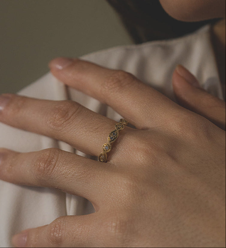 Anillo Cintillo Marquise ruleteado en oro amarillo 18kt