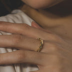 Anillo Cintillo Marquise ruleteado en oro amarillo 18kt