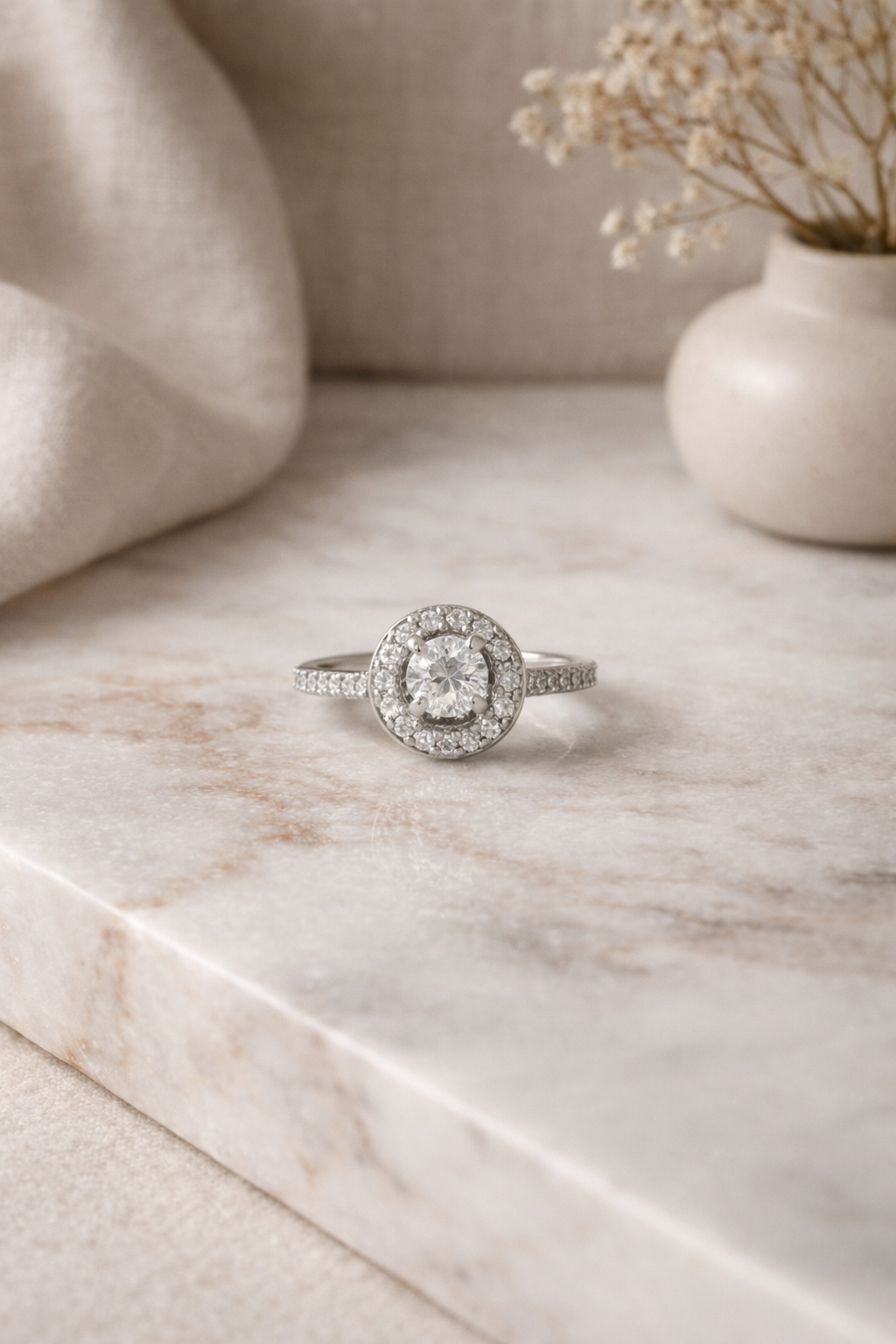 Anillo Halo Redondo Oro Blanco y Diamantes