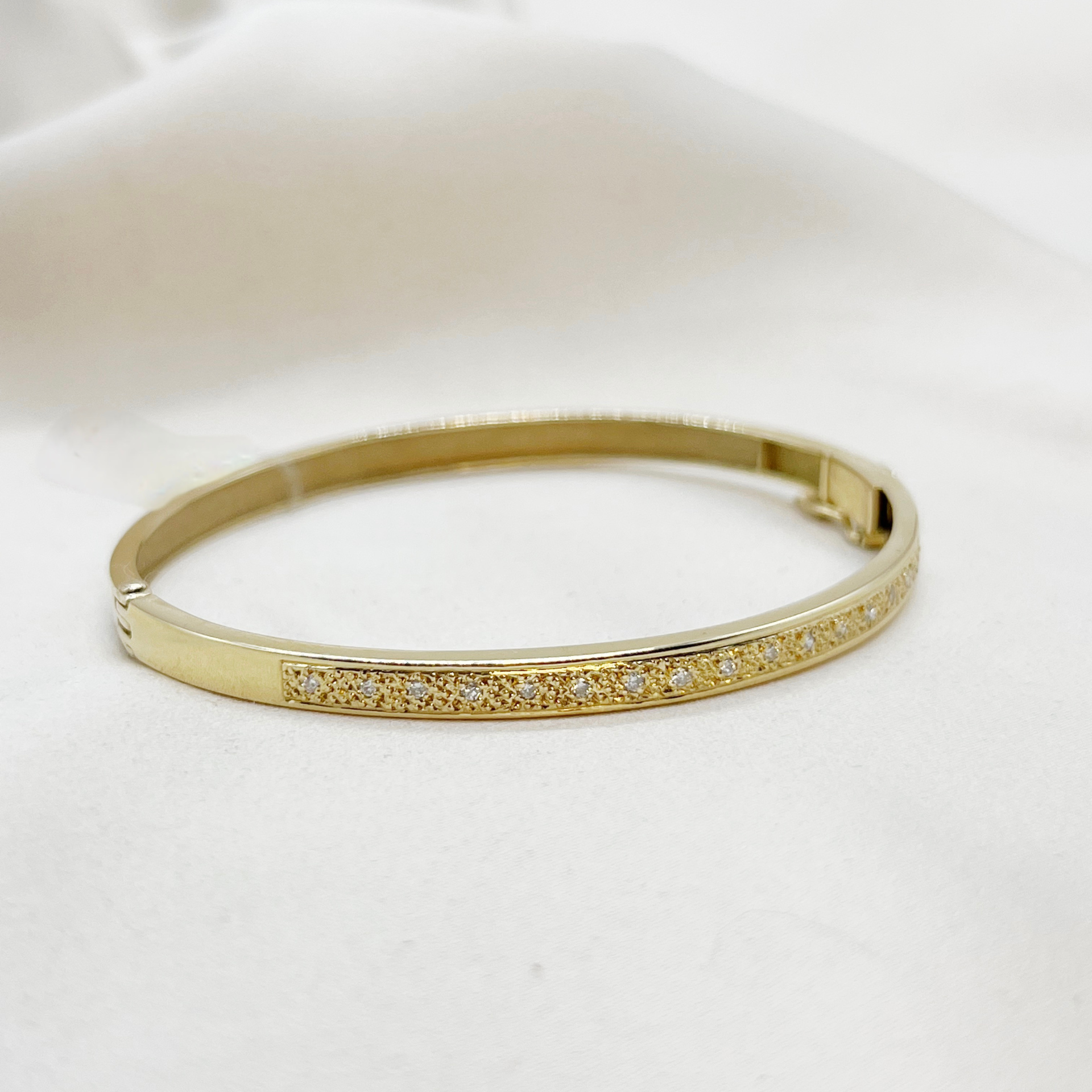 Esclava con hilera de diamantes en oro amarillo 18kt