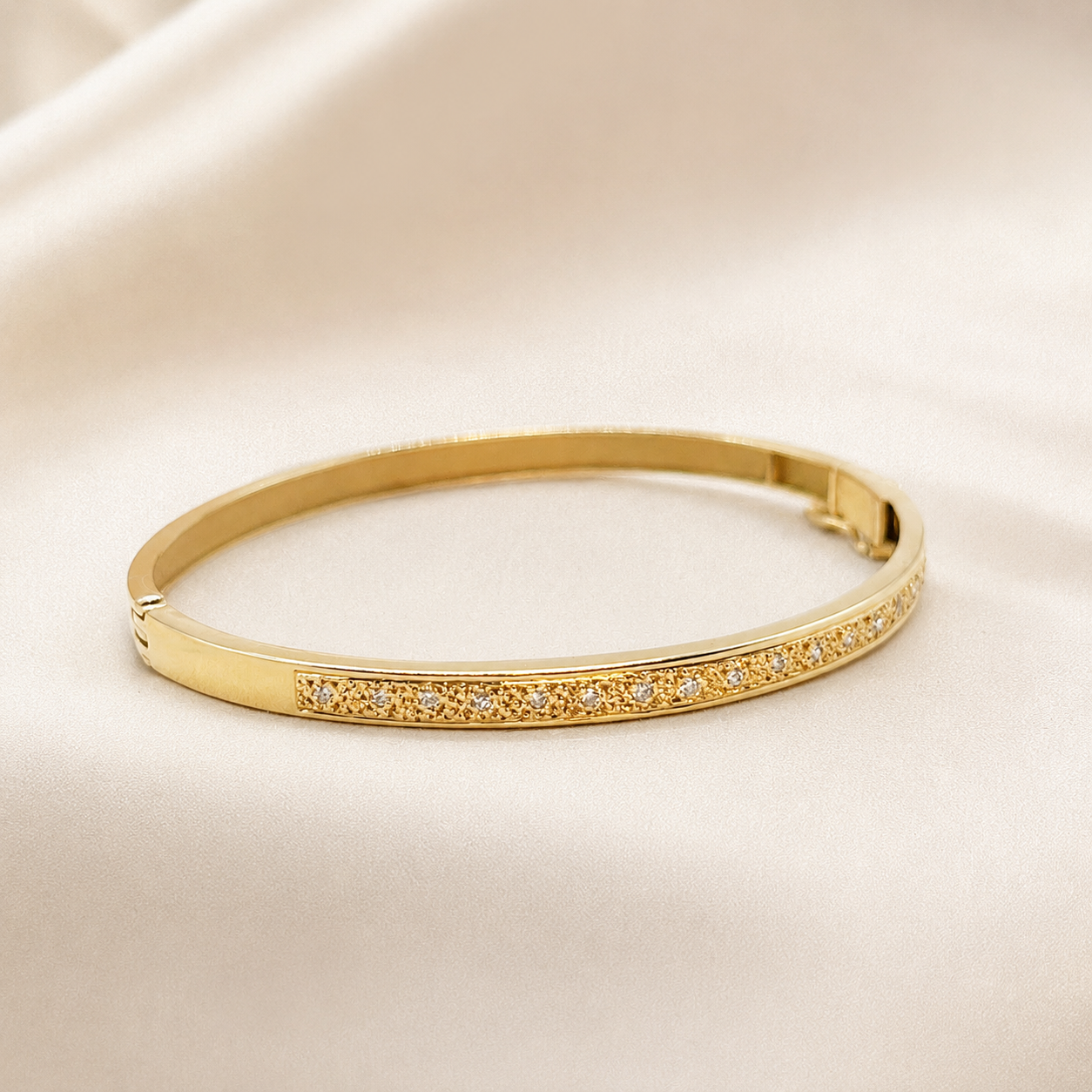 Esclava con hilera de diamantes en oro amarillo 18kt