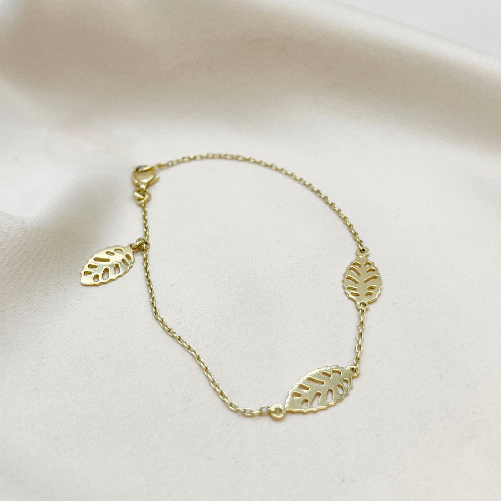 Pulsera trio de hojas caladas en oro amarillo 18kt