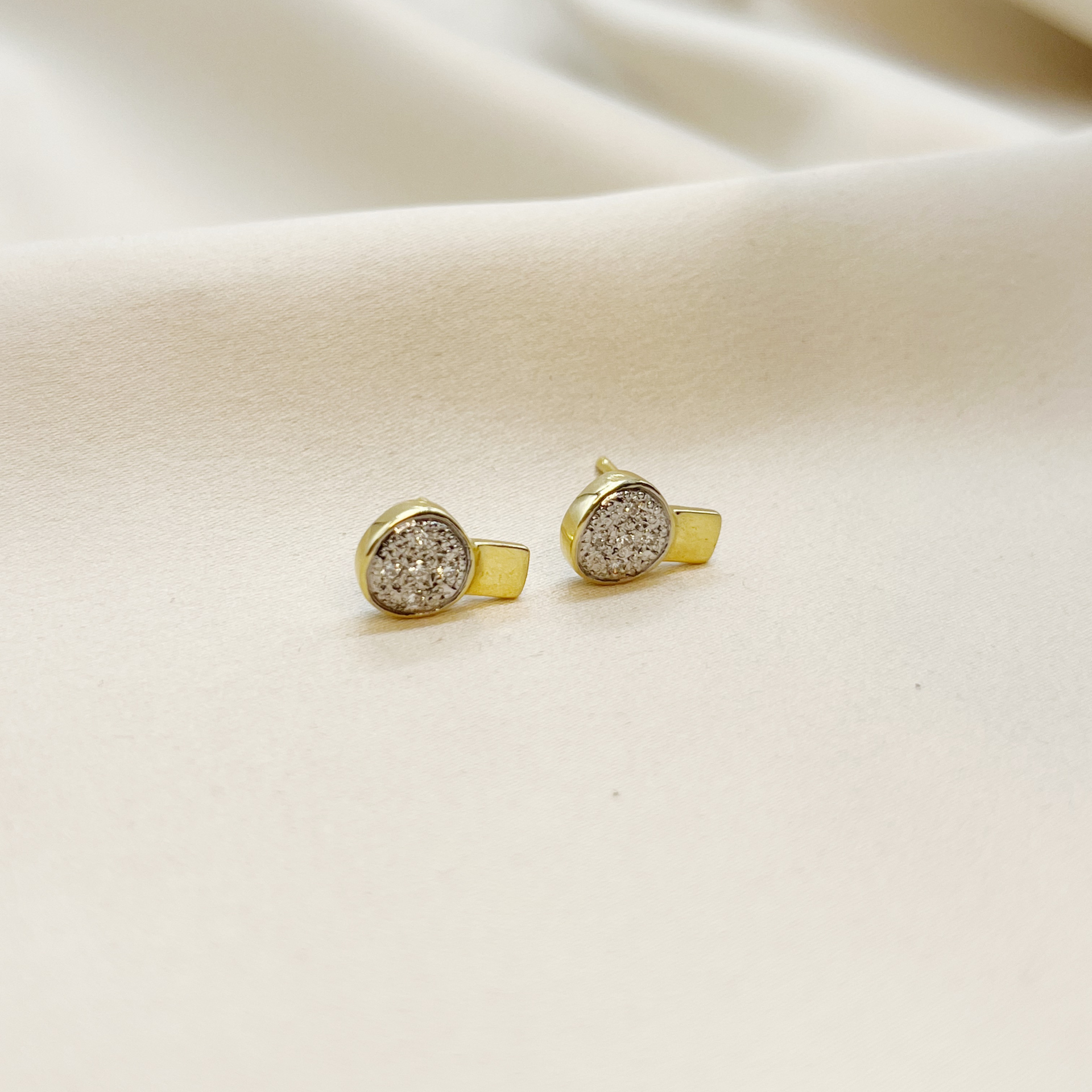 Aros Círculo rodinado con Diamantes en Oro Amarillo 18k