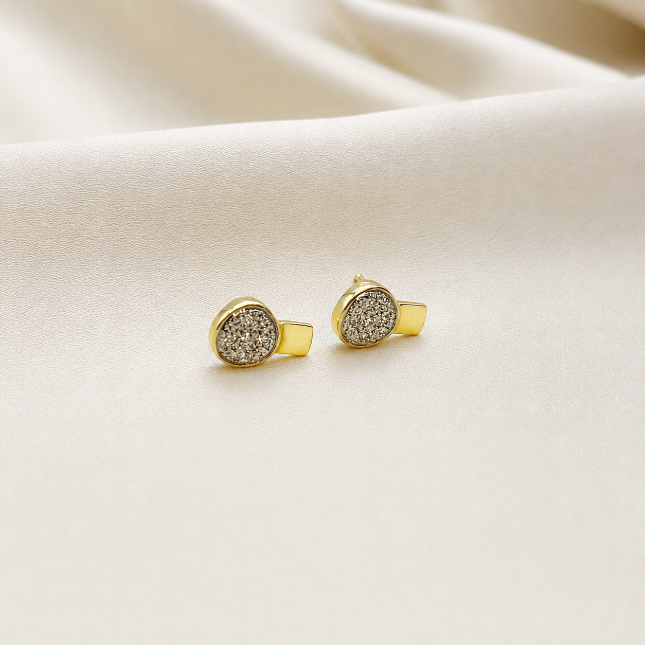 Aros Círculo rodinado con Diamantes en Oro Amarillo 18k
