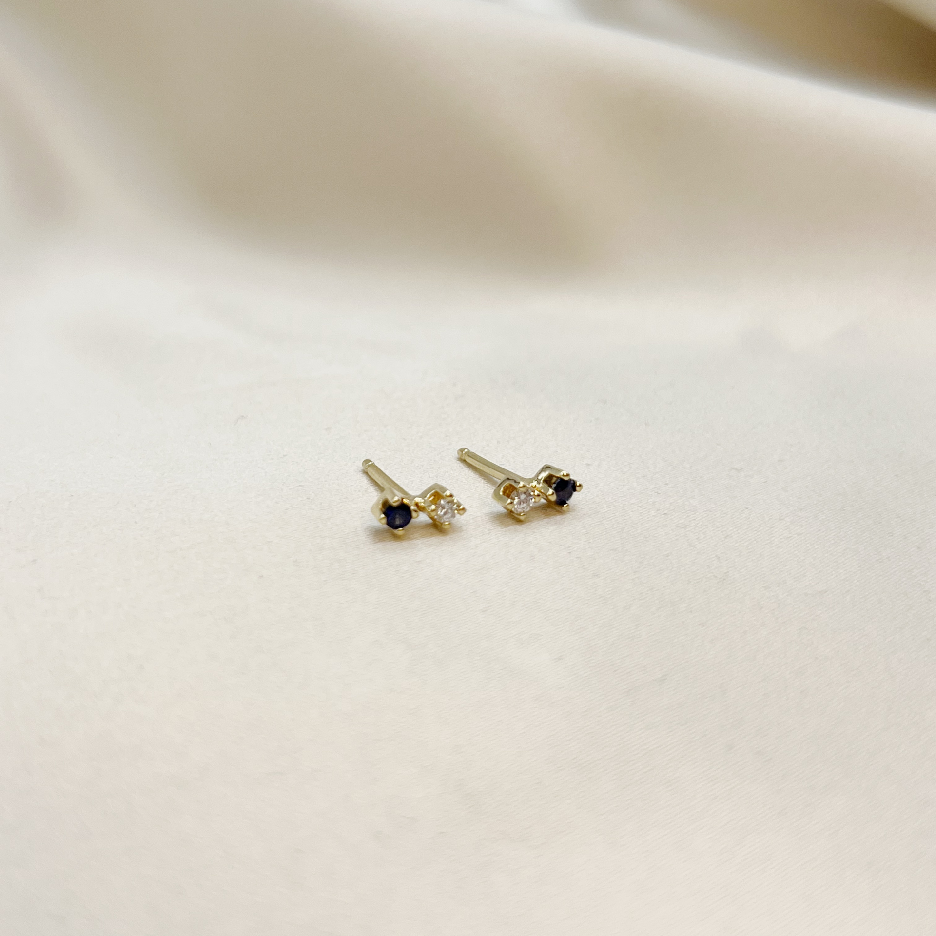 Aros Doble Luz Zafiro y Diamante en Oro Amarillo 18k