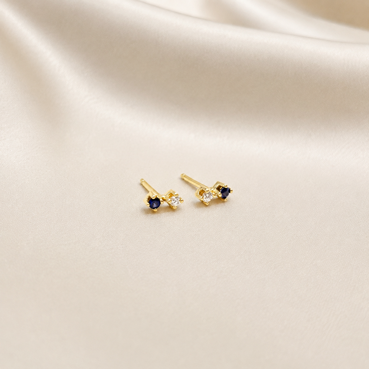 Aros Doble Luz Zafiro y Diamante en Oro Amarillo 18k