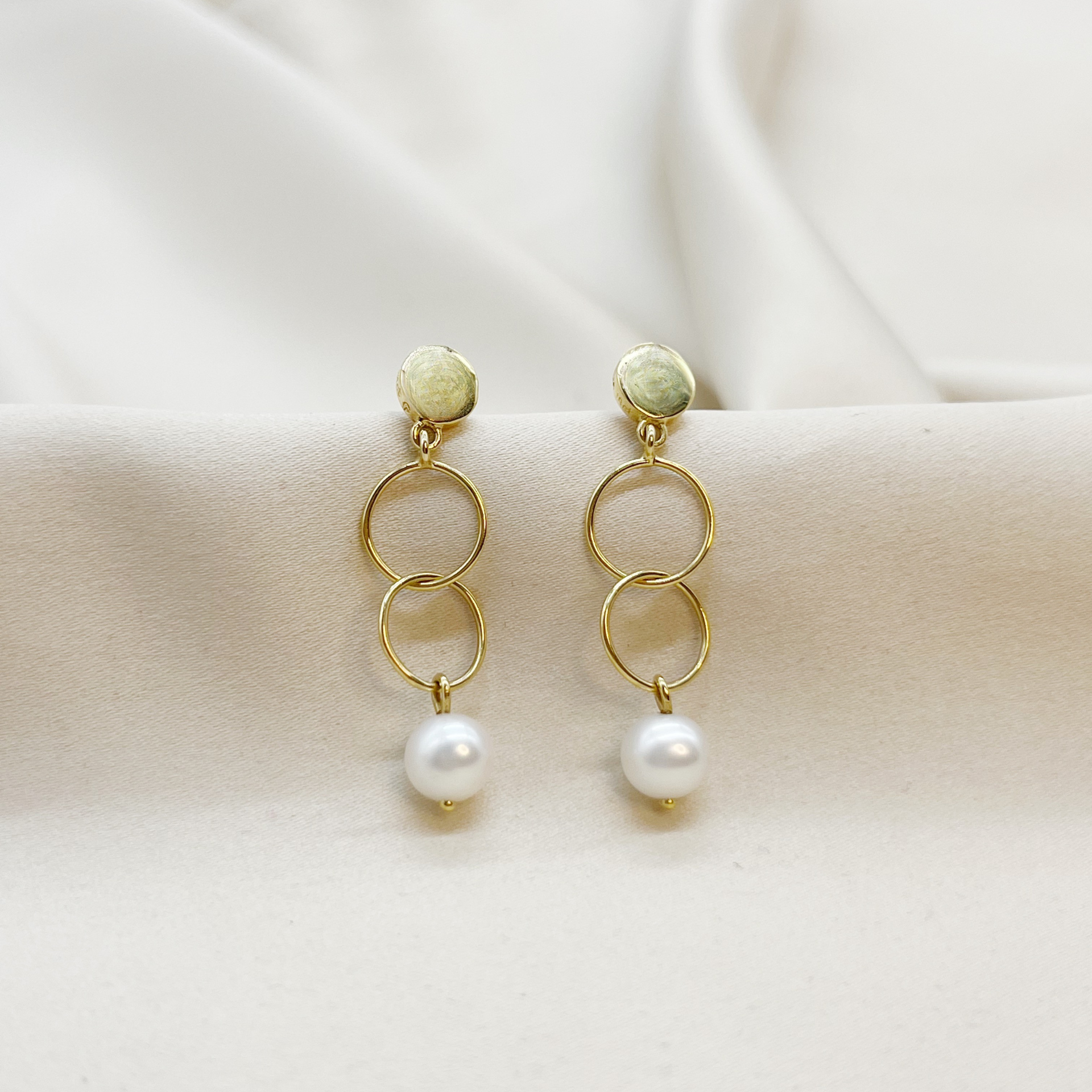 Aros Argollas & Perla de Río en Oro Amarillo 18k