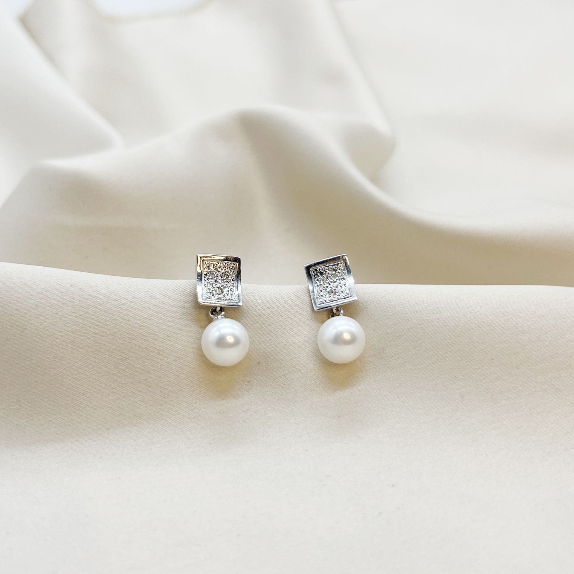 Aros Rectángulo & Perla en Oro Blanco 18k