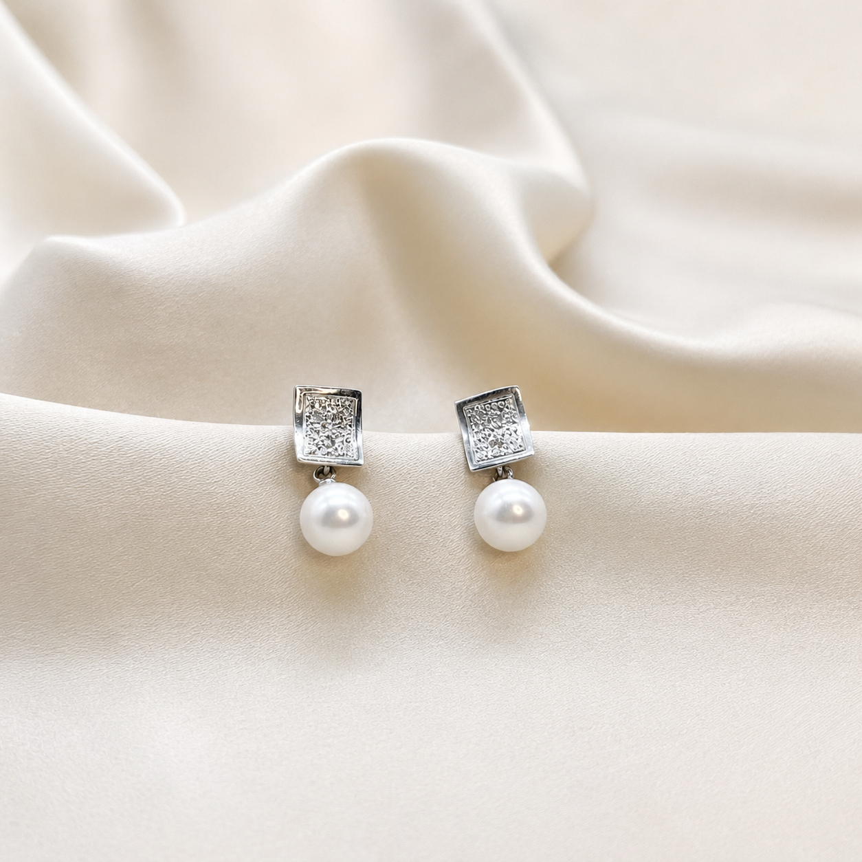 Aros Rectángulo & Perla en Oro Blanco 18k