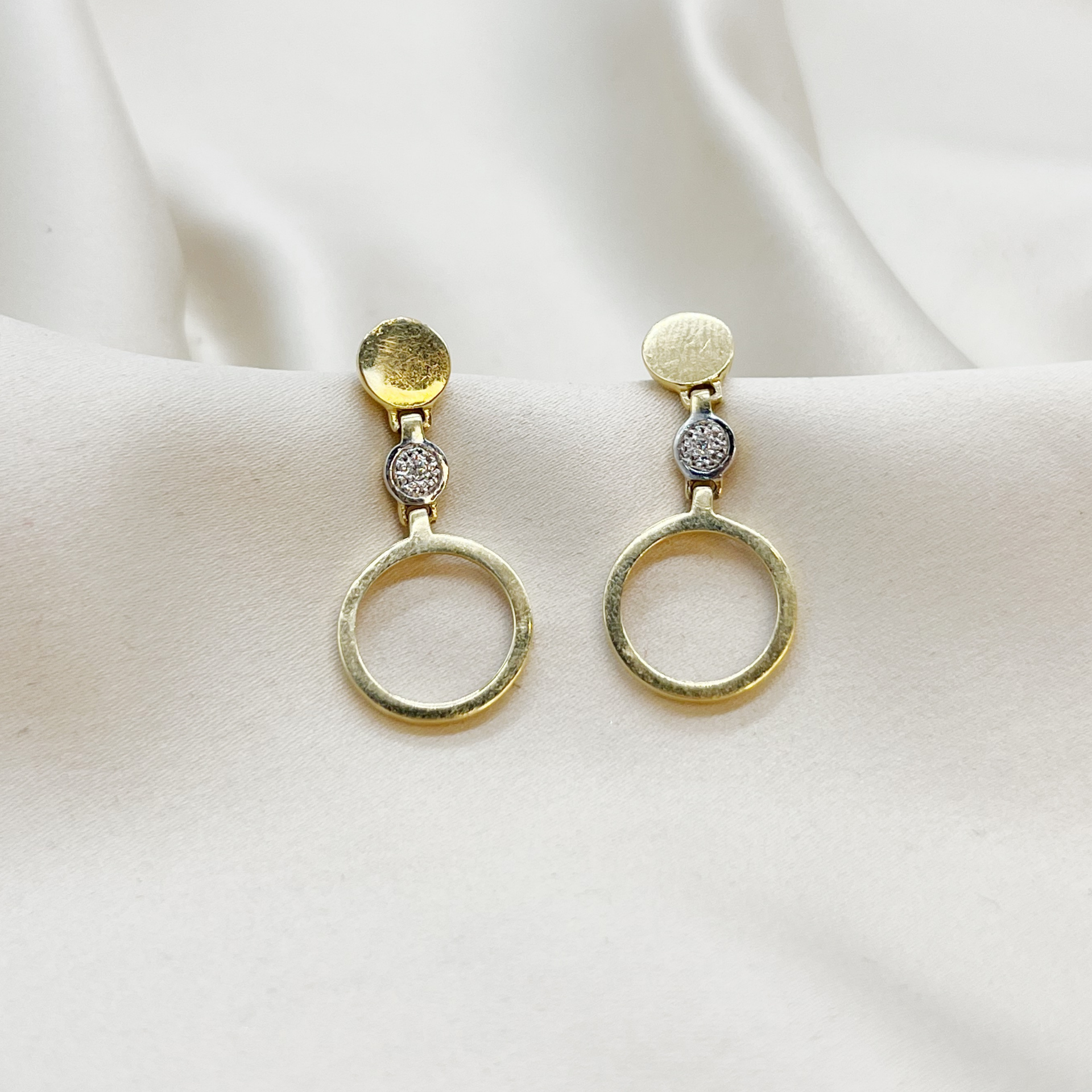 Aros triple circulo con diamante en oro amarillo 18kt