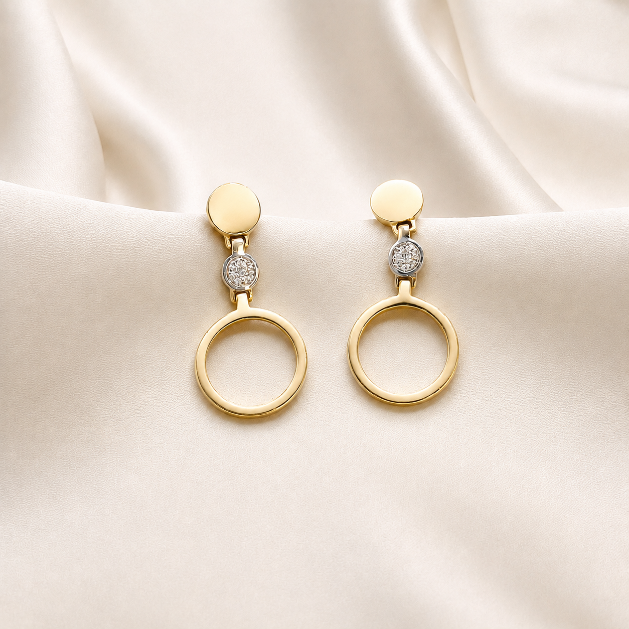 Aros triple circulo con diamante en oro amarillo 18kt