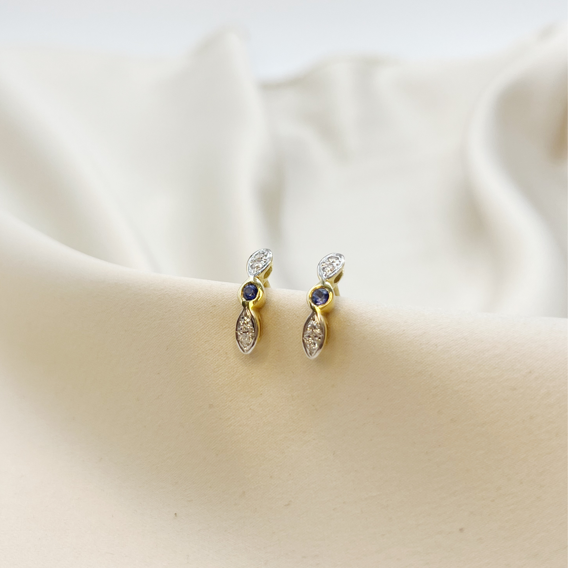 Aros Marquise Zafiro & Diamantes en Oro Amarillo 18k