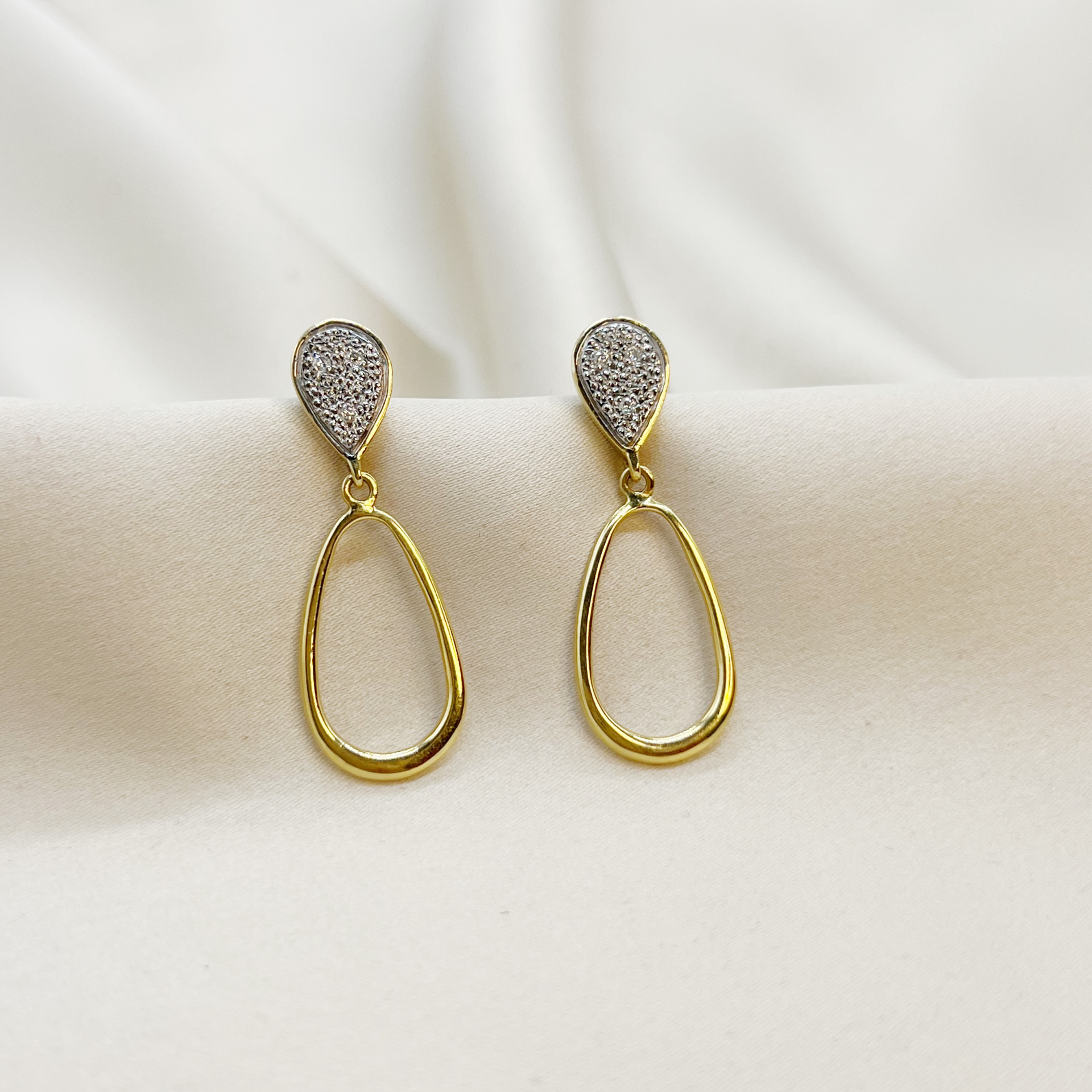 Aros Gota & Ovalo con Diamantes en Oro Amarillo 18k