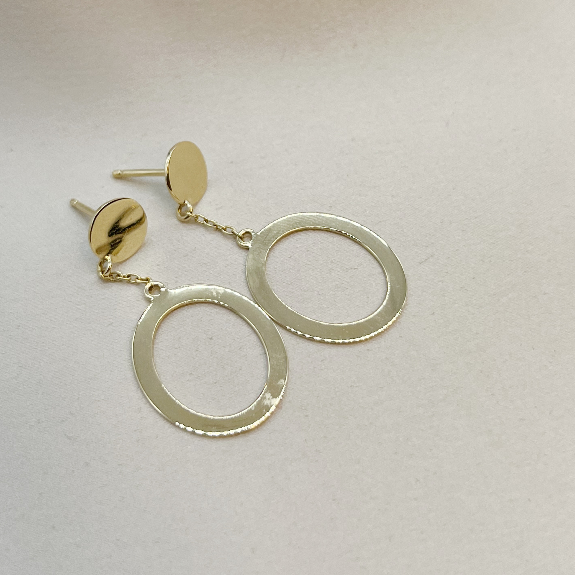 Aros ovalo colgante en oro amarillo 18kt