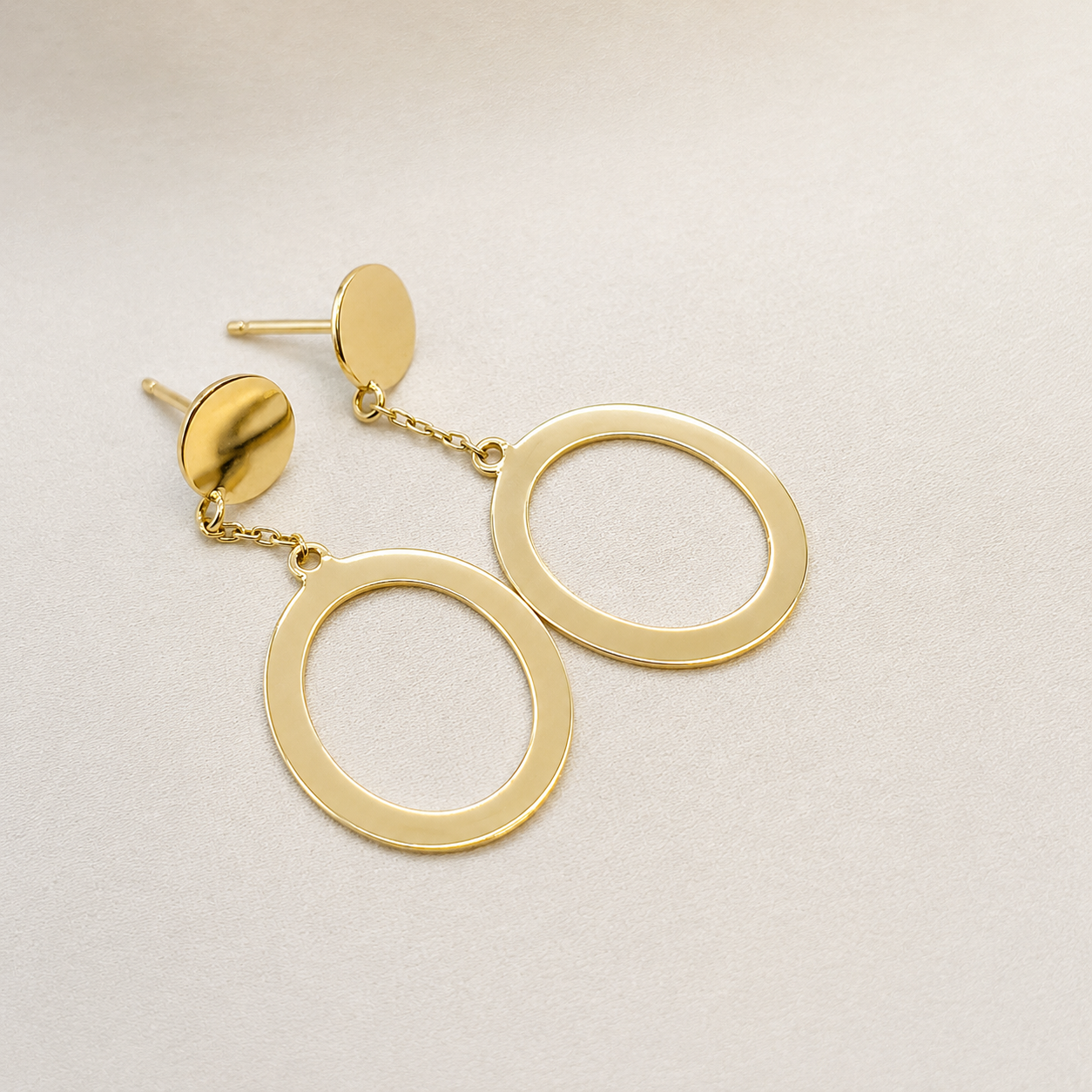 Aros ovalo colgante en oro amarillo 18kt