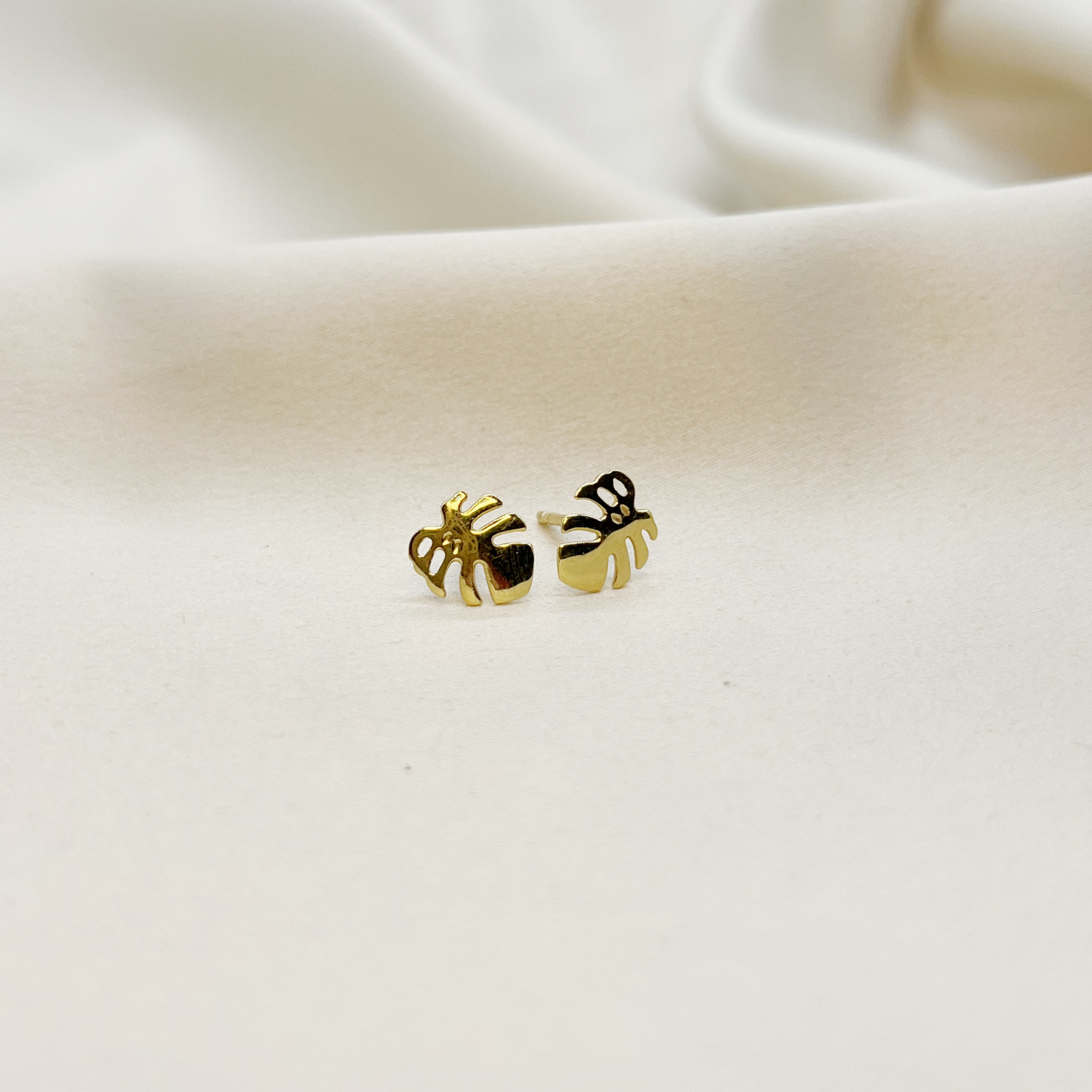 Aros Hoja Monstera en Oro Amarillo 18k