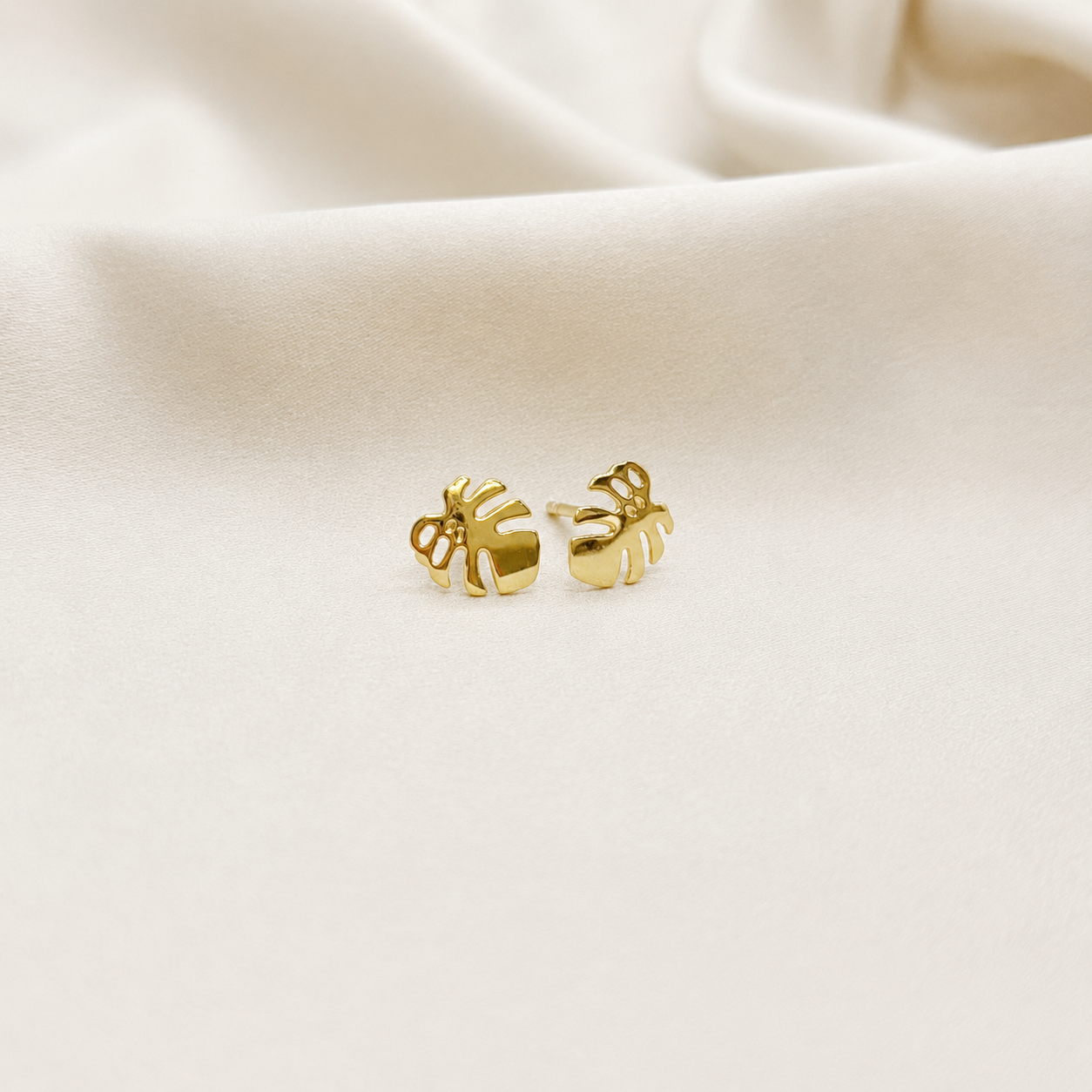 Aros Hoja Monstera en Oro Amarillo 18k