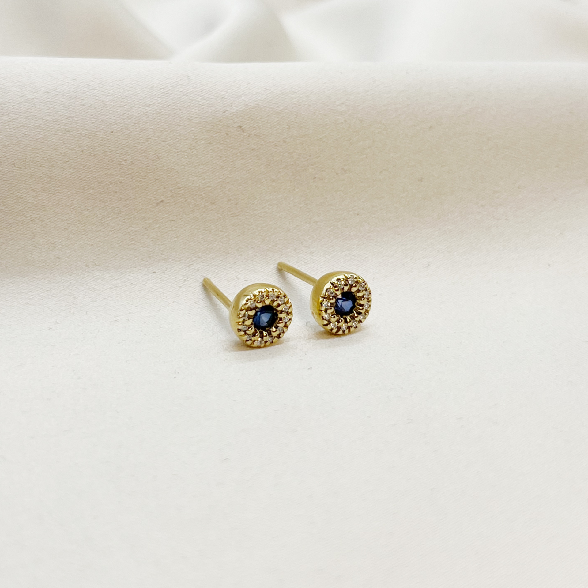 Aros Halo Zafiro & Diamantes en Oro Amarillo 18k