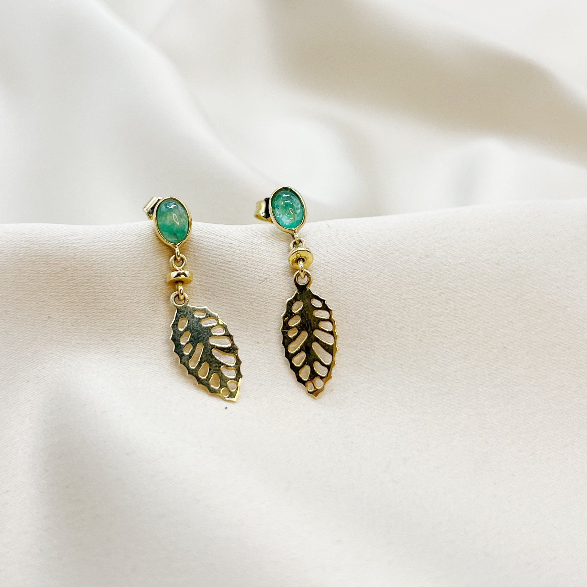 Aros Esmeralda & Hoja Calada en Oro Amarillo 18k