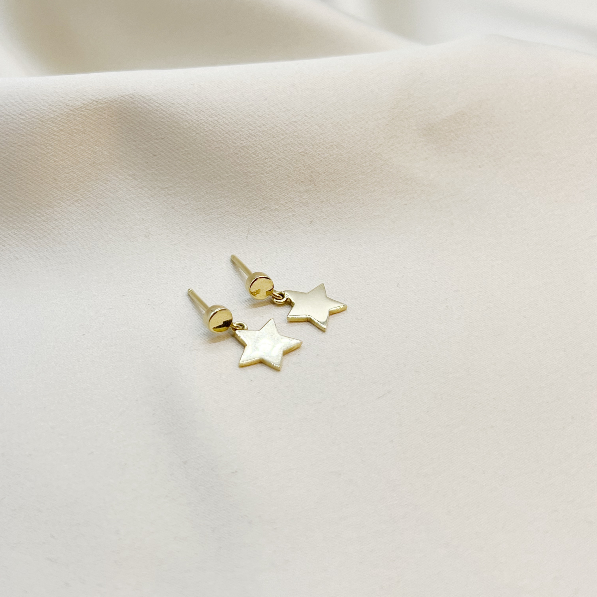 Aros Estrellita Colgante en Oro Amarillo 18k