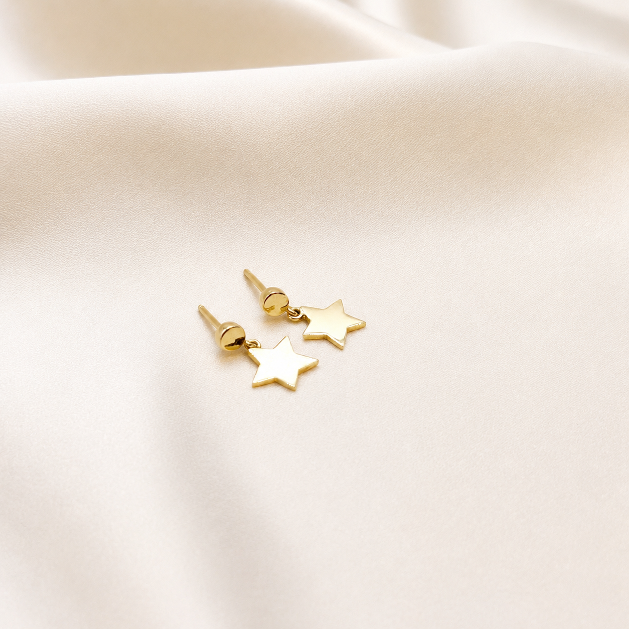 Aros Estrellita Colgante en Oro Amarillo 18k