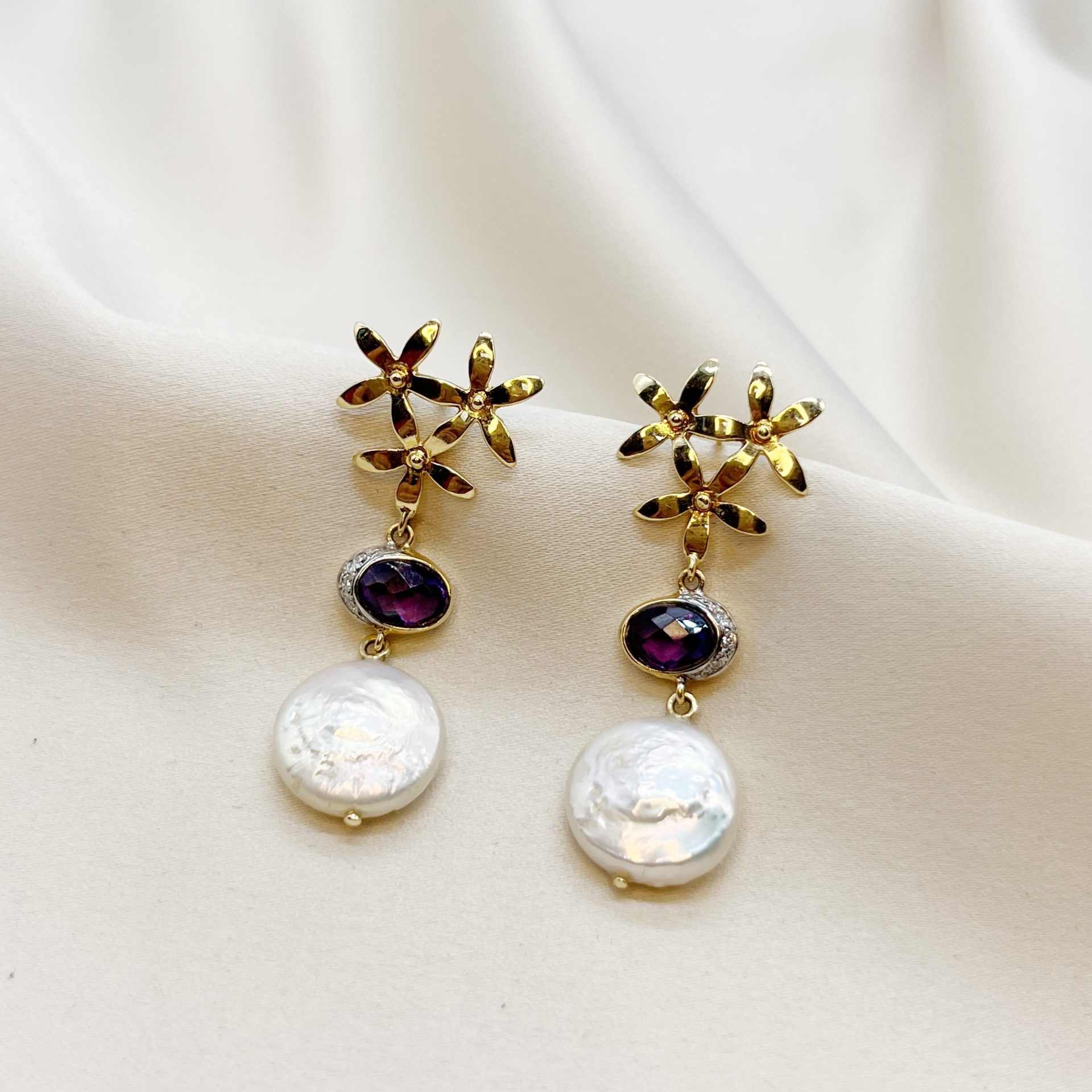 Aros Flores, Amatista & Perla Mabe en Oro Amarillo 18k