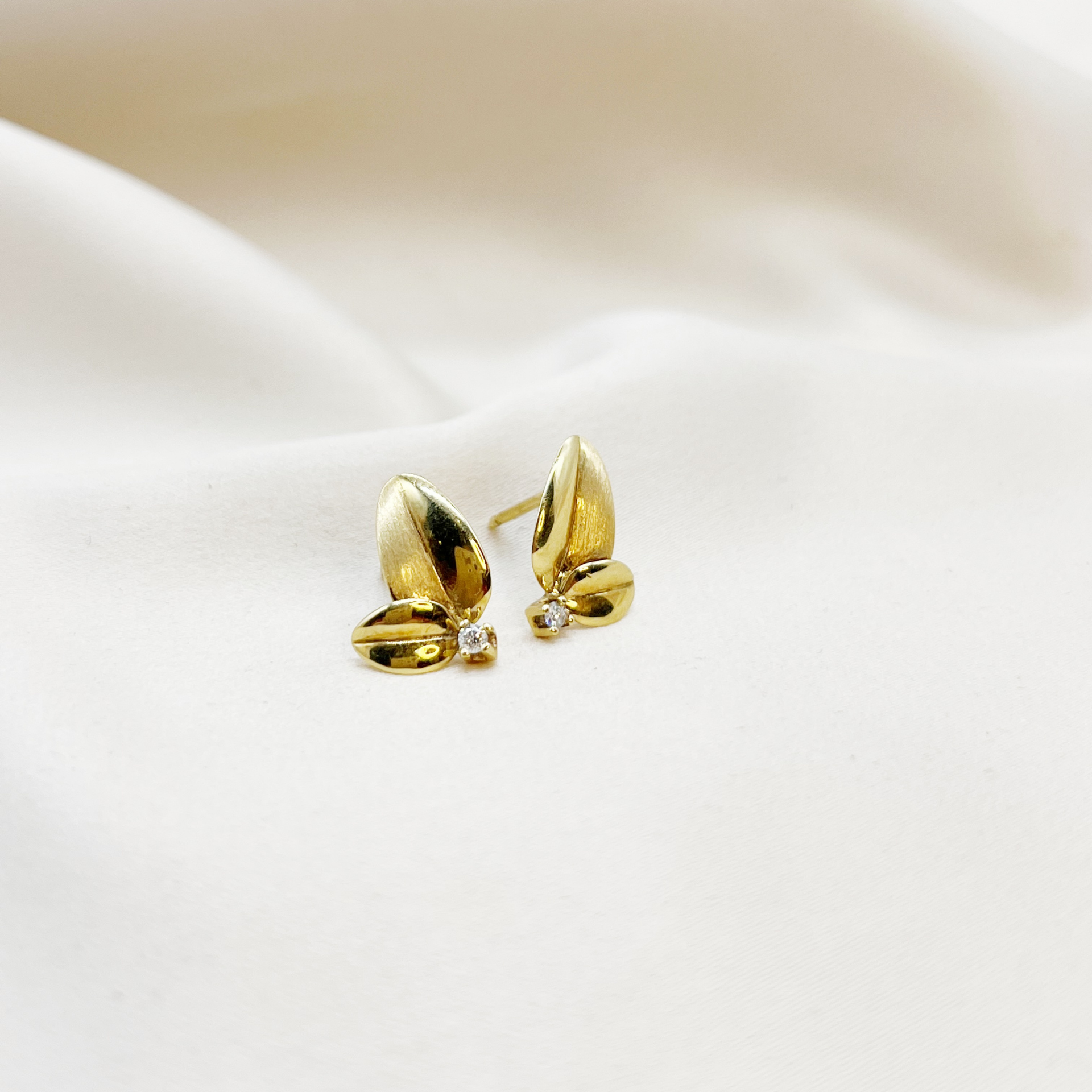 Aros Doble Hoja & Diamante en Oro Amarillo 18k