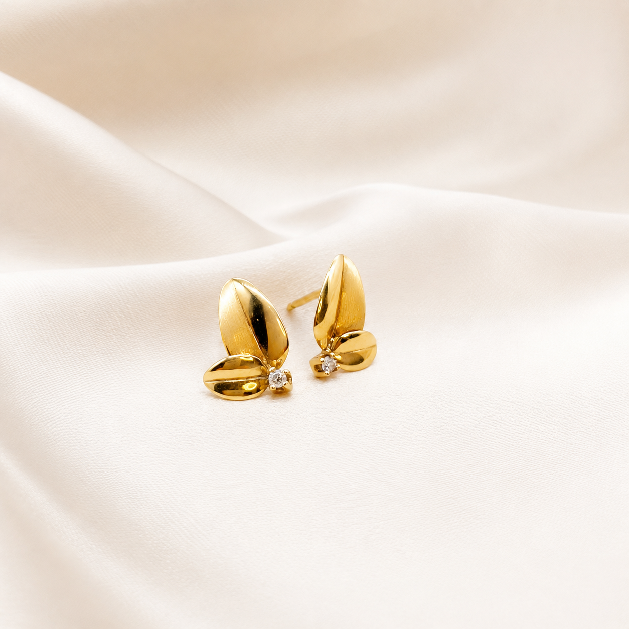 Aros Doble Hoja & Diamante en Oro Amarillo 18k