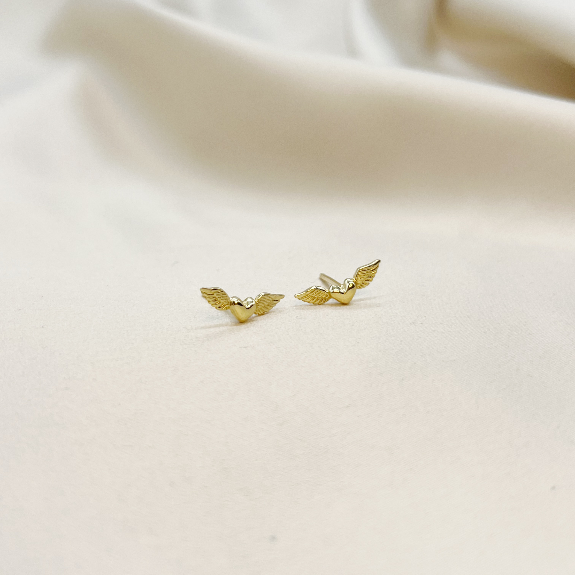 Aros Corazón Alado en Oro Amarillo 18k