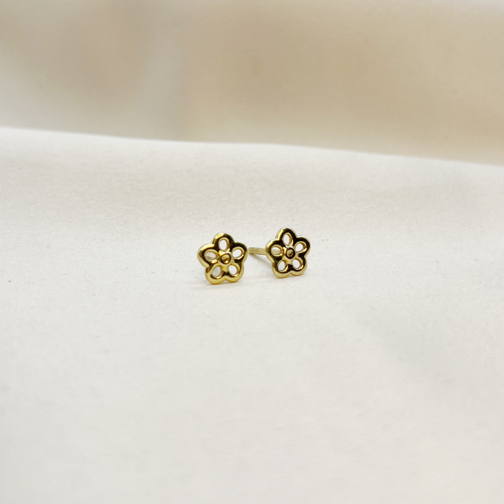 Aritos Flor Calada en Oro Amarillo 18k