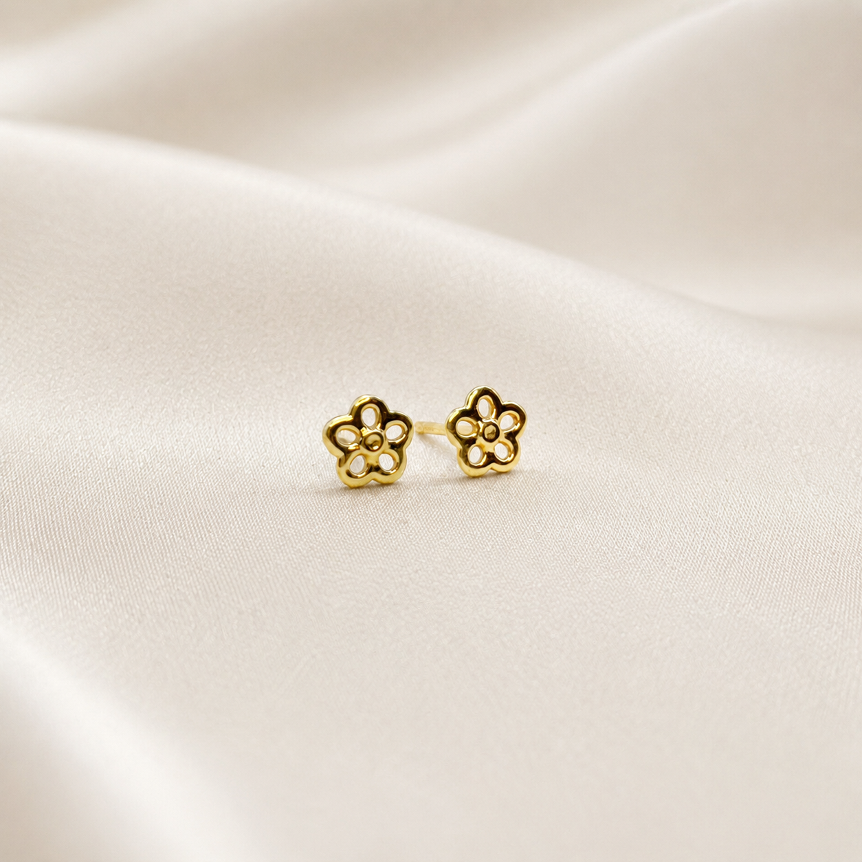 Aritos Flor Calada en Oro Amarillo 18k