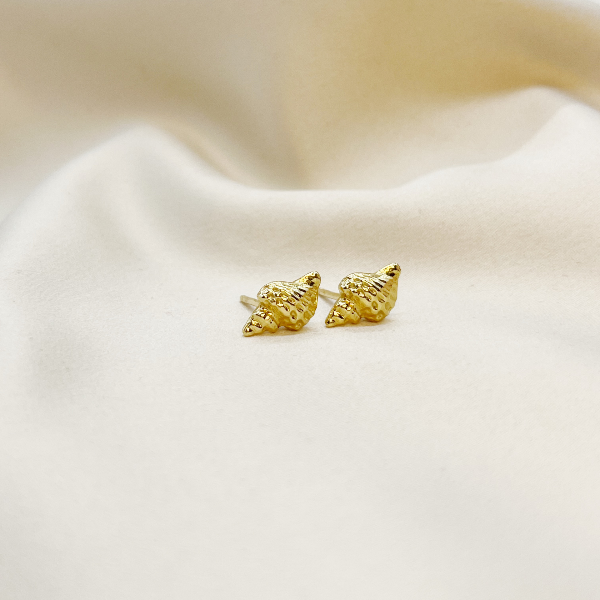 Aritos Caracola de Mar en Oro Amarillo 18k