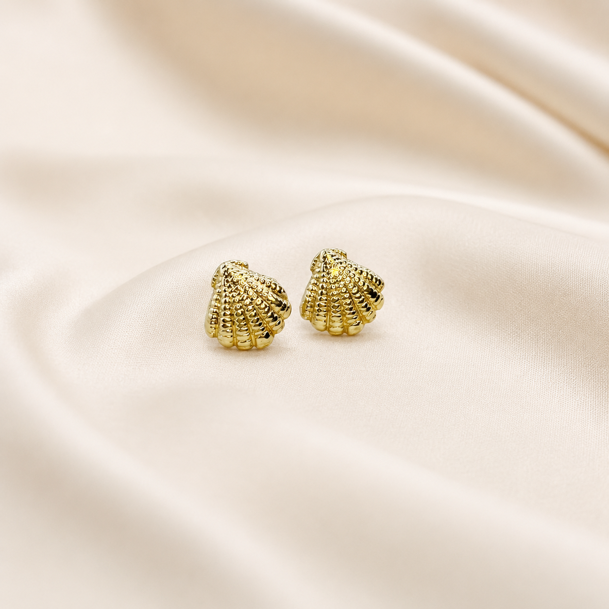 Aritos Shell de Mar en Oro Amarillo 18k
