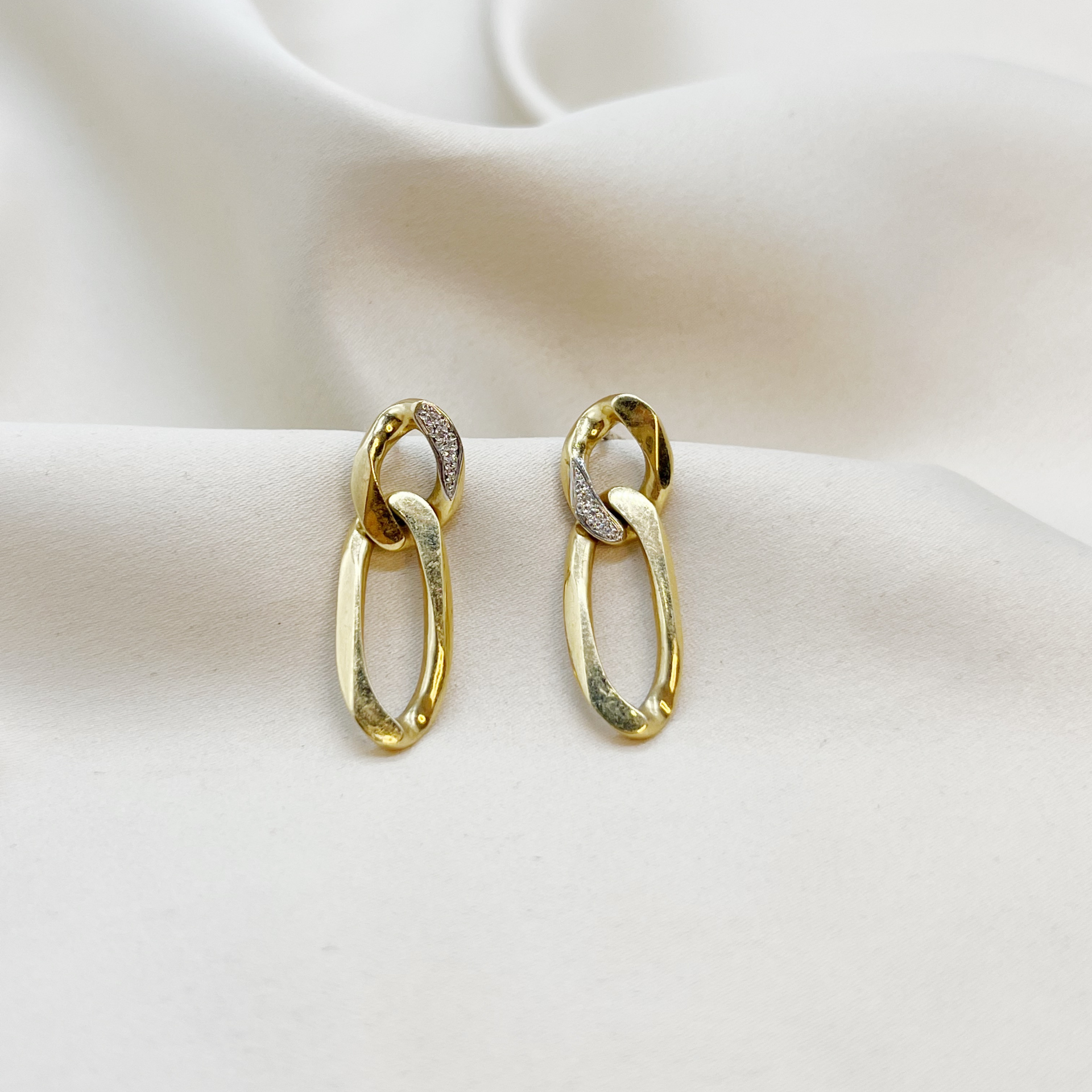 Aros Doble Eslabón con Brillantes en Oro Amarillo 18k