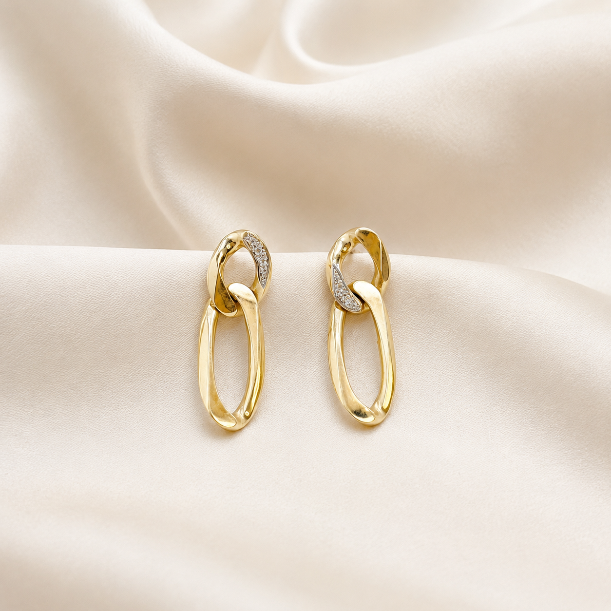 Aros Doble Eslabón con Brillantes en Oro Amarillo 18k