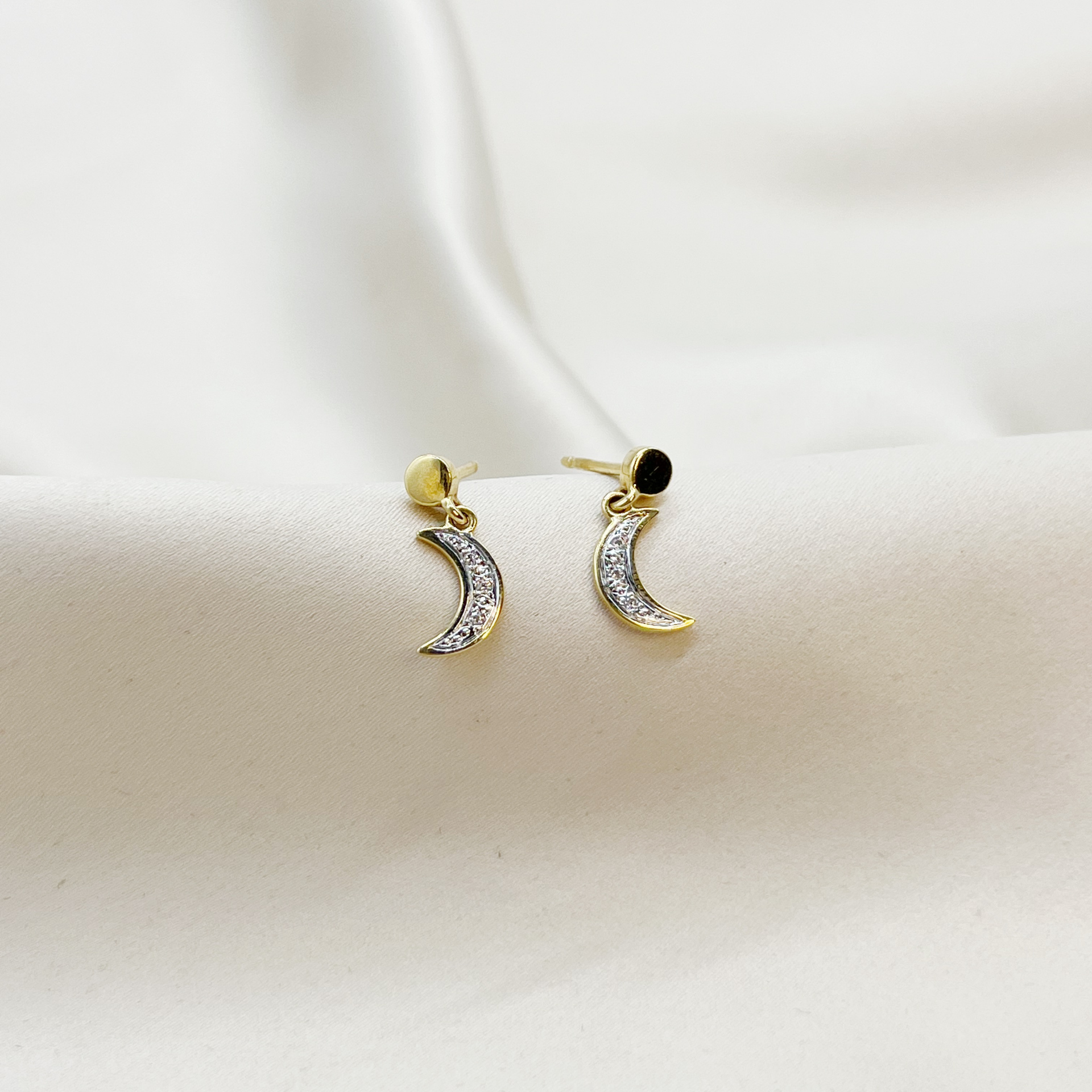 Aros Luna Brillante en Oro Amarillo 18k