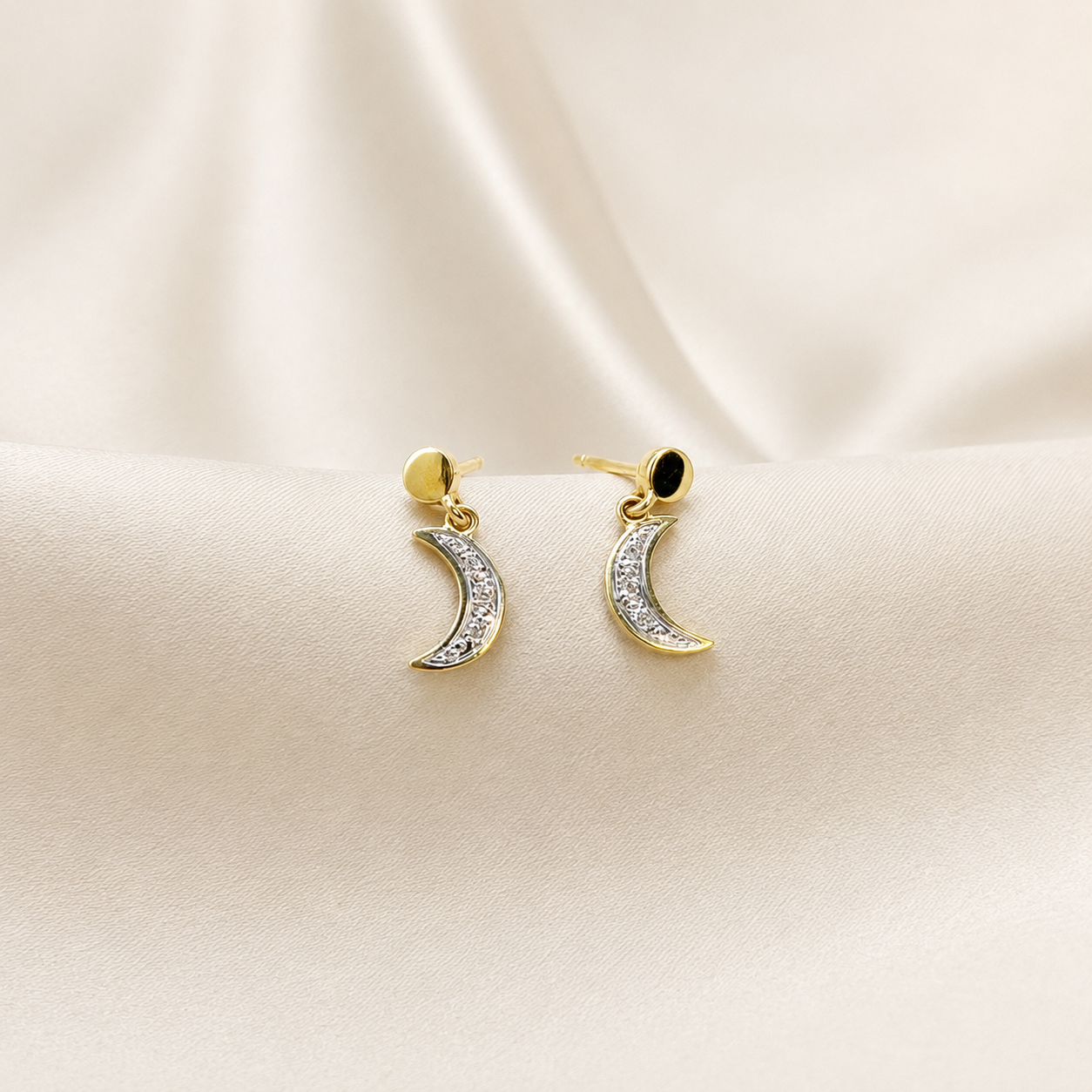 Aros Luna Brillante en Oro Amarillo 18k