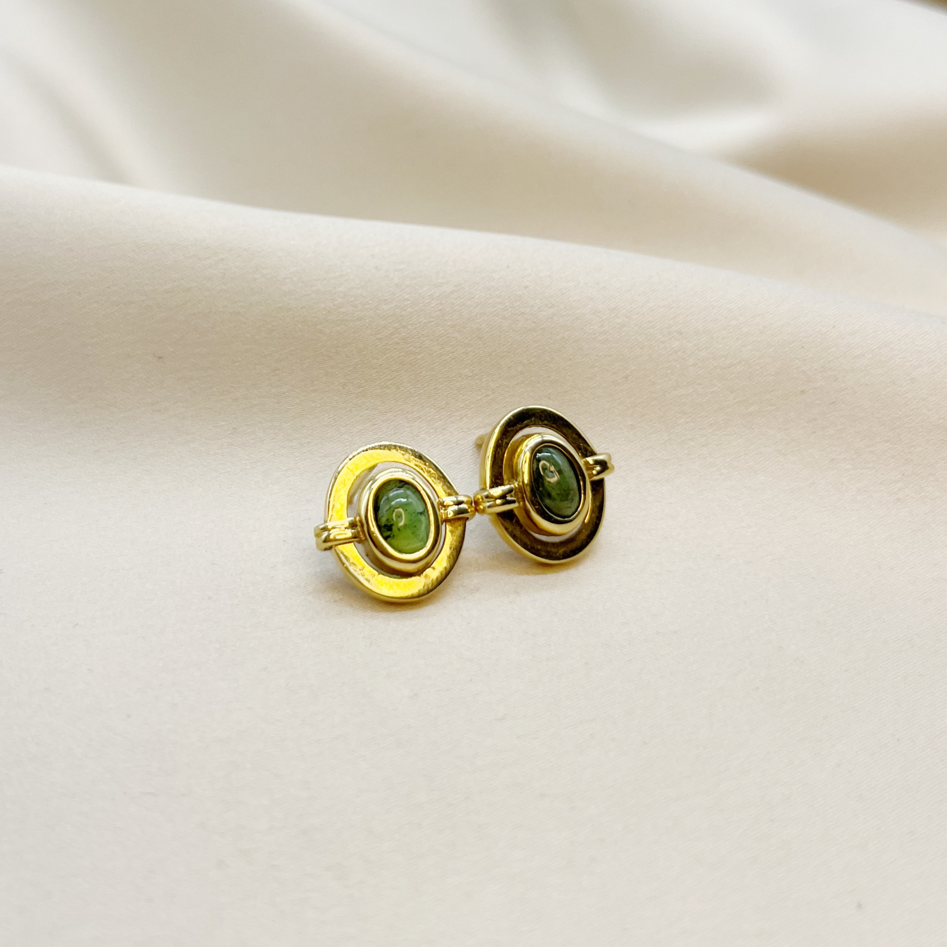 Aros Óvalo Turmalina Verde en Oro Amarillo 18k