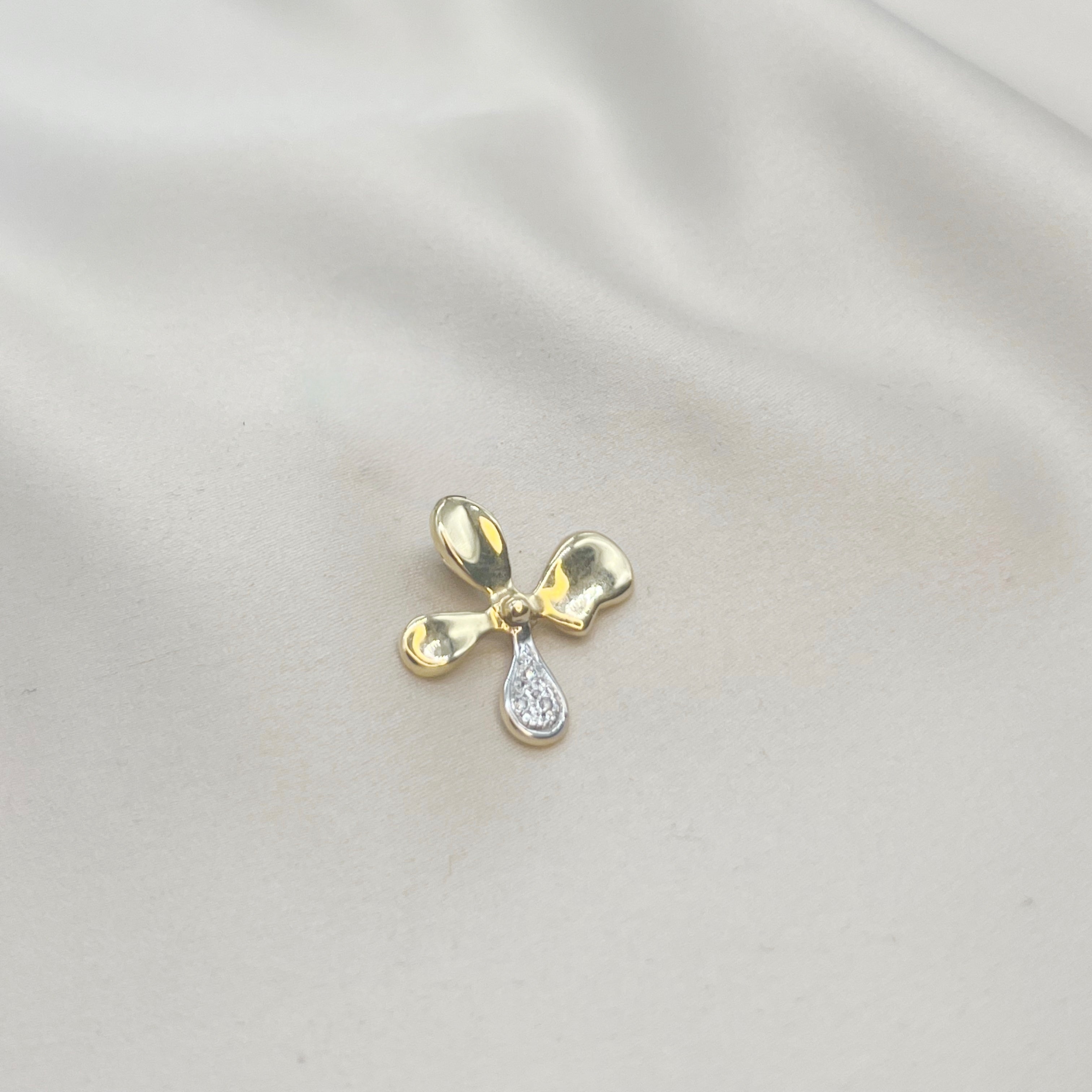 Colgante Flor Irregular con Diamantes en Oro Amarillo 18k